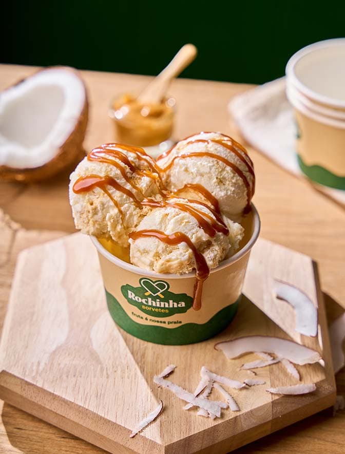Pedaços de coco fresco e respingos de leite